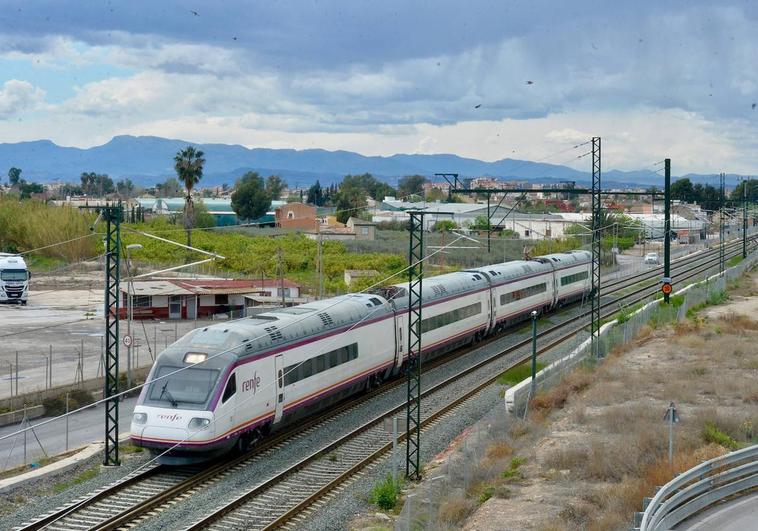 Electrifican la segunda vía de acceso a Murcia, pero la estación provisional se queda pequeña
